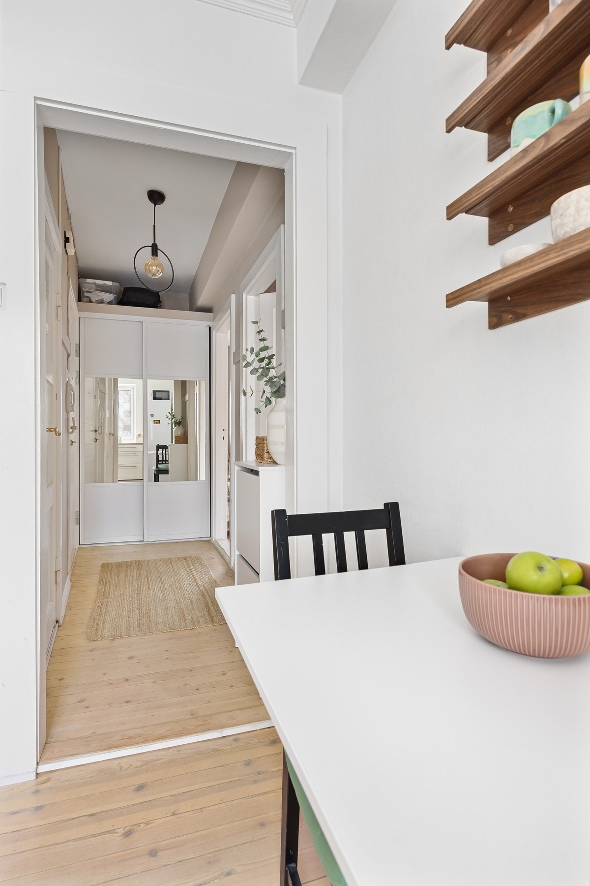 Legg merke til skyvedørsgarderoben i entréen. Galleribilde