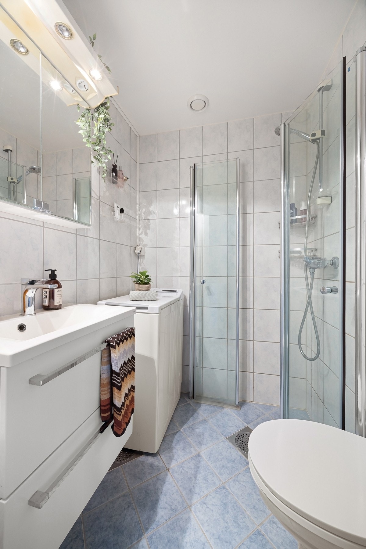 Helfliset bad fra 2003/2004 med varmekabler. Galleribilde