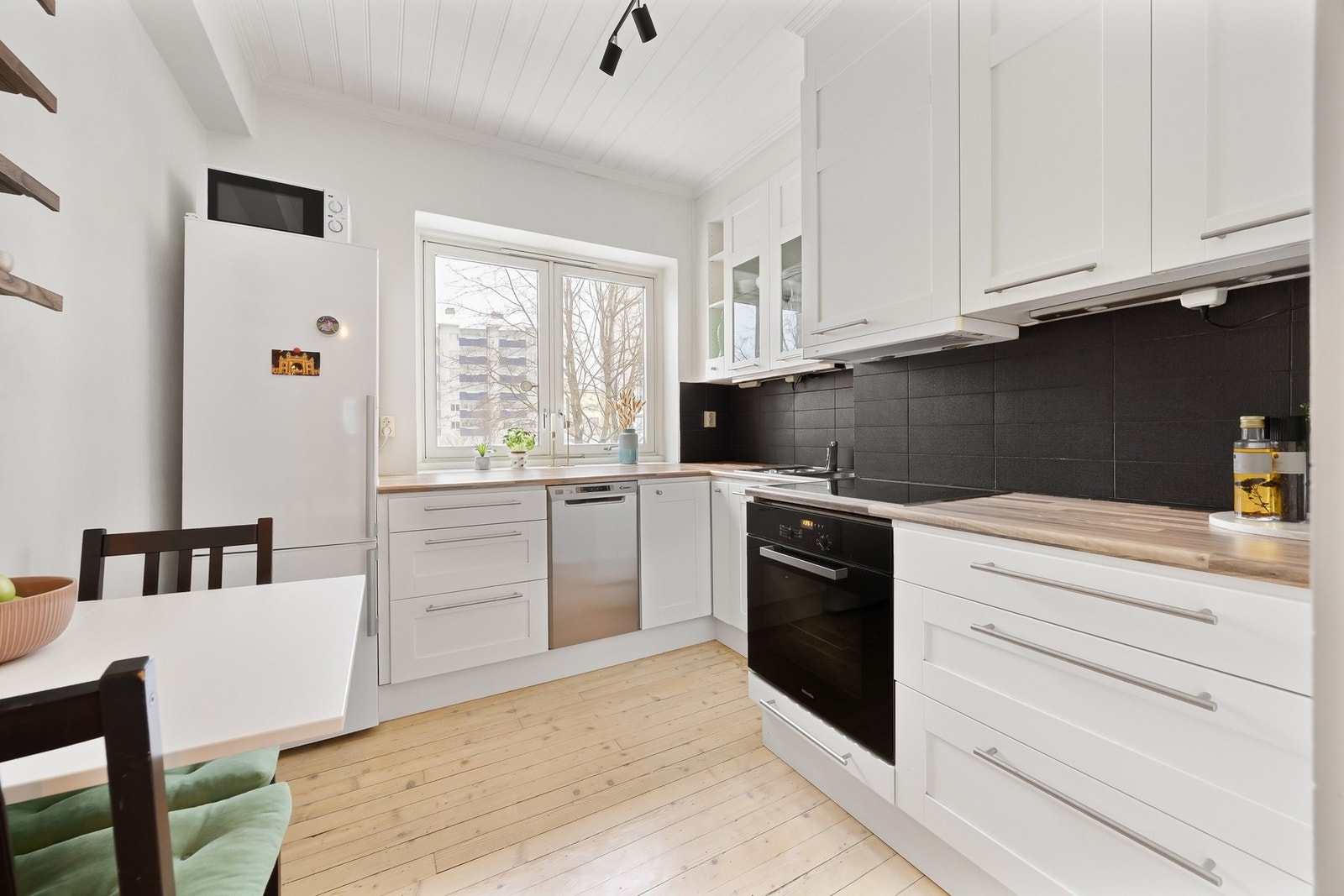 Integrerte hvitevarer medfølger og består av stekeovn, nedfelt platetopp og oppvaskmaskin. Frittstående kjøl/frys medfølger også. Galleribilde