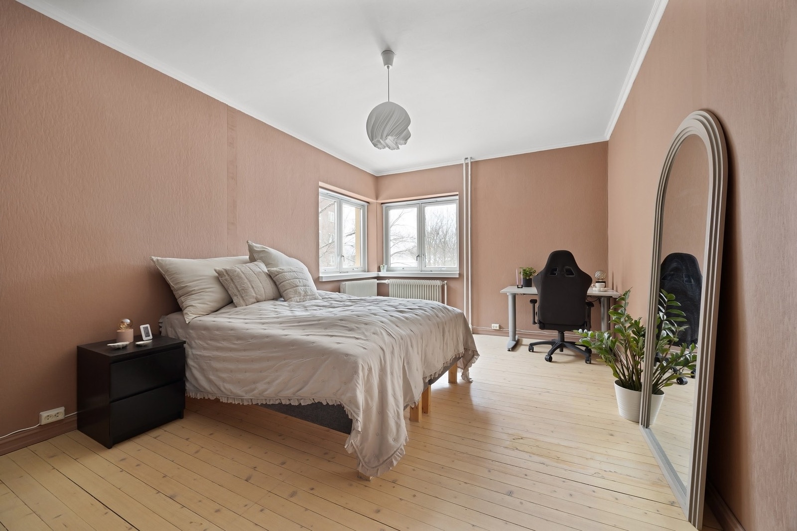 Romslig soverom med god plass til dobbeltseng og kontorløsning. Galleribilde