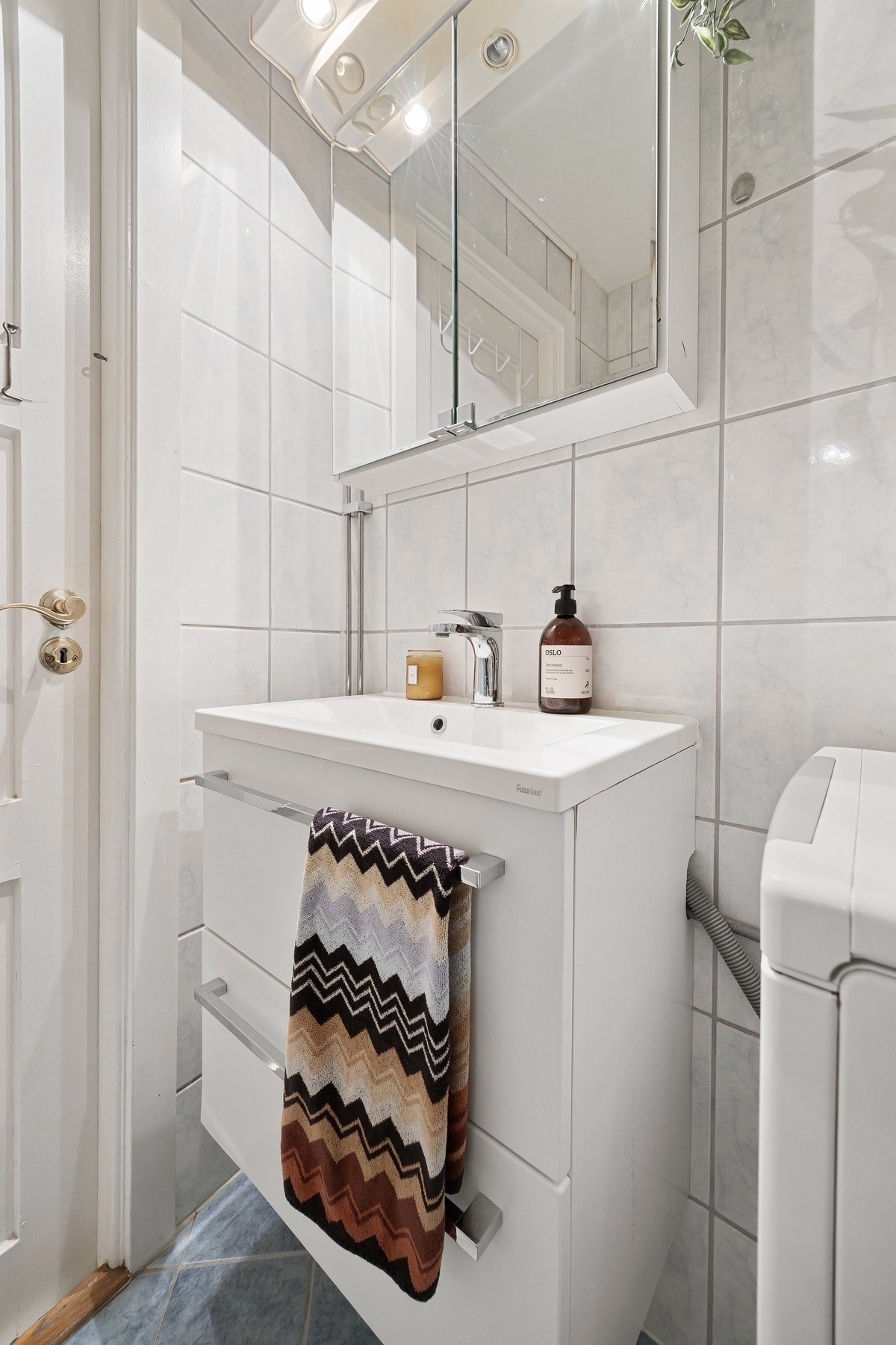 Badet er utstyrt med opplegg for vaskemaskin. Vaskemaskin medfølger. Galleribilde