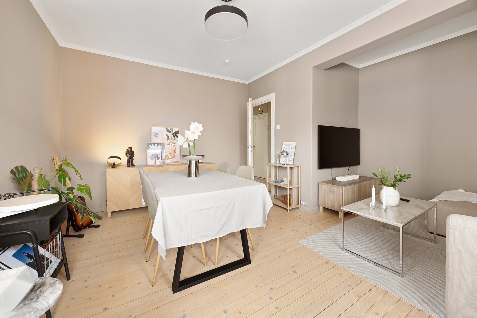 Fellesutgifter kr 4 311,- pr. mnd. inkl: Oppvarming og varmtvann, internett (fiber), komm. avgifter, felles bygningsforsikring, generell drift og vedlikehold av borettslaget og fellesarealer. Galleribilde