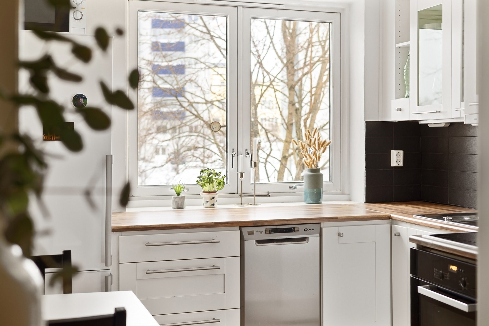 Det er egne stoppekraner på kjøkkenet, for servanten på badet og for vaskemaskinen på badet. Galleribilde