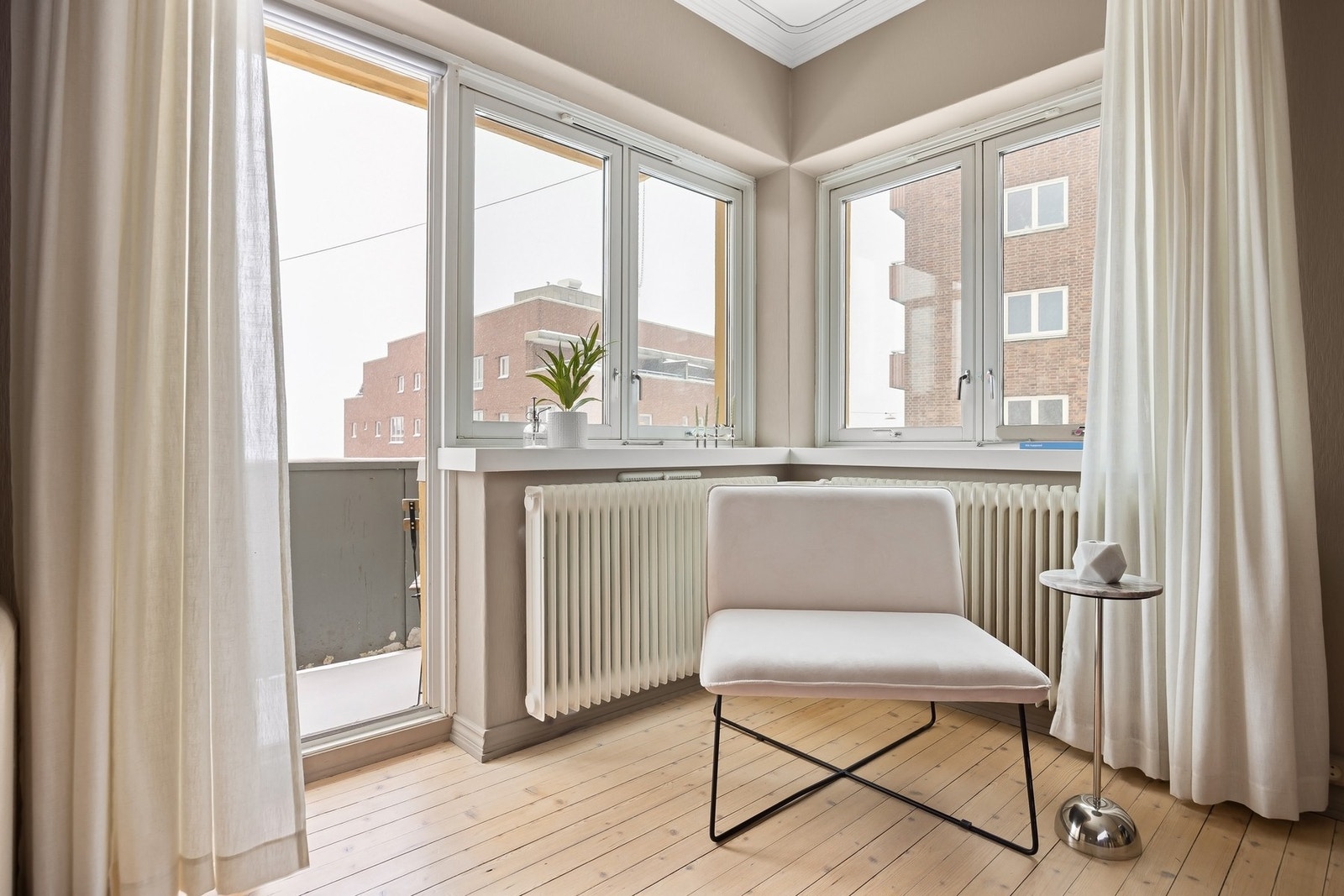 Oppvarming med radiatorer fra sentralvarmeanlegg er inkludert i felleskostnadene. Galleribilde