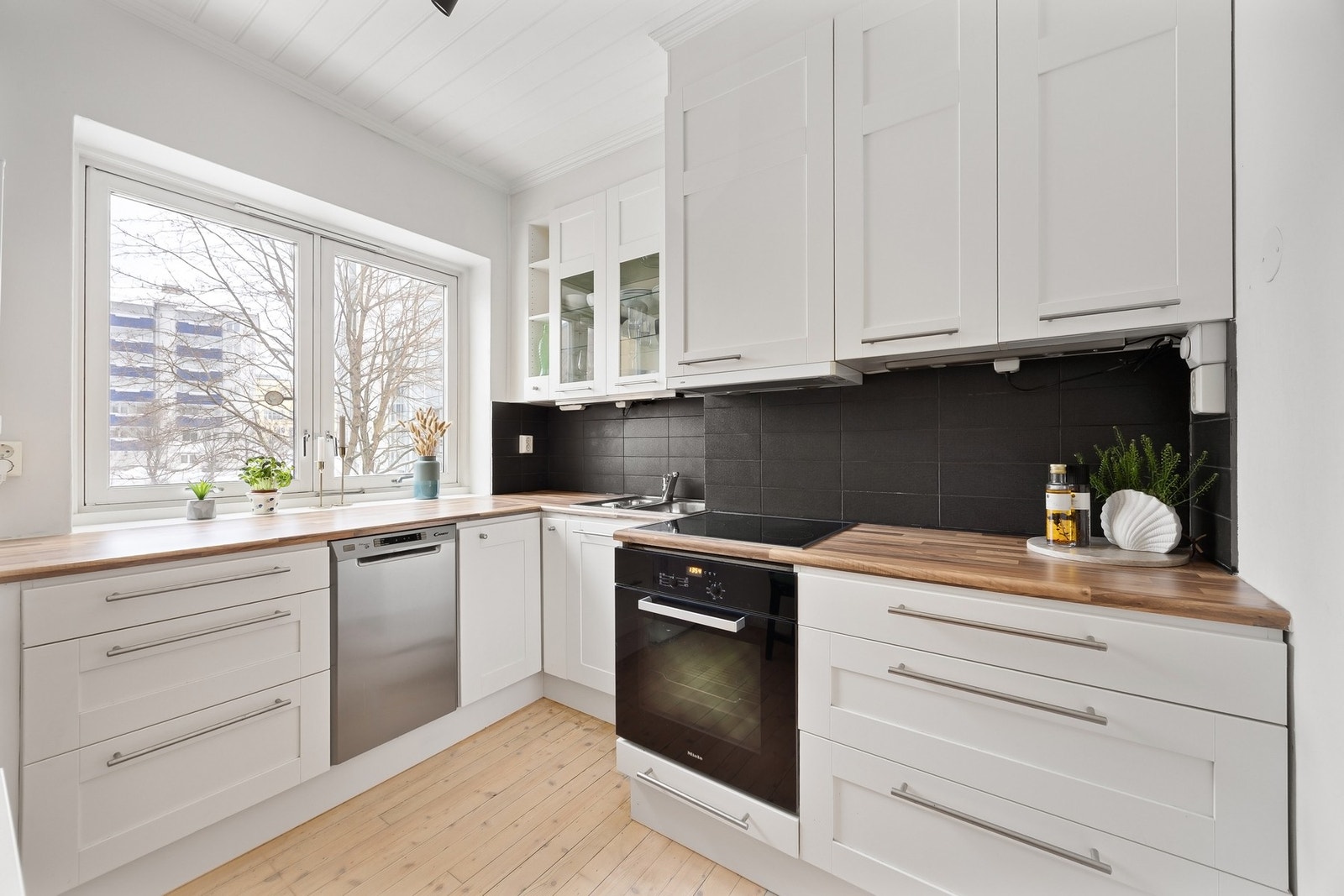 Kjøkkeninnredning fra Drømmekjøkkenet med profilerte fronter og laminat benkeplater. Galleribilde