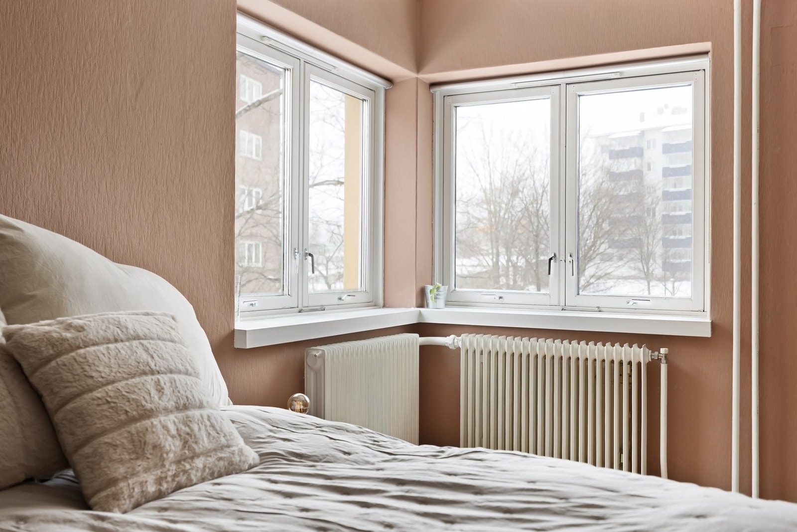 Oppvarming med radiatorer fra sentralvarmeanlegg. Det er 2 radiatorer i stuen og 2 radiatorer på soverommet. Galleribilde