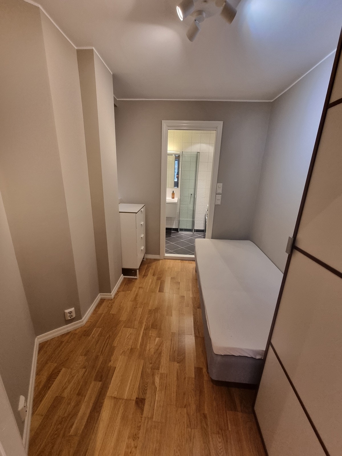 Leiligheten har 1 soverom - Møblert med seng og skap Galleribilde