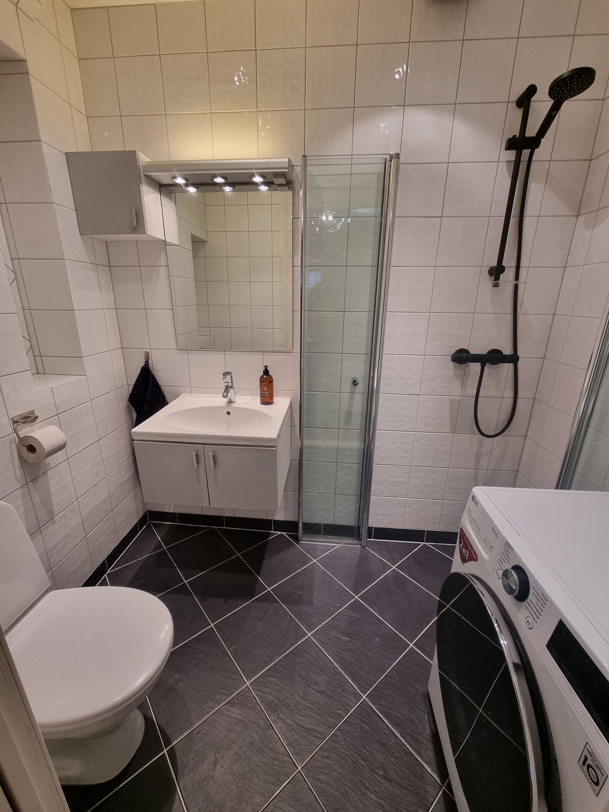 Badet er flislagt og har varmekabler i gulvet Galleribilde