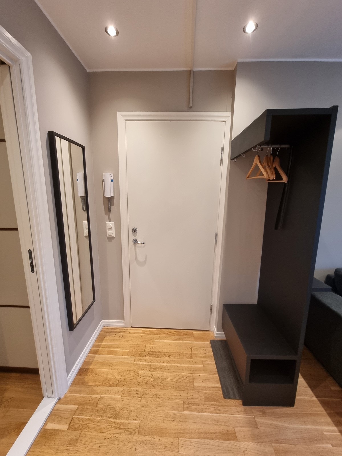 Entre med plass til å henge fra seg ytterjakker og sko Galleribilde