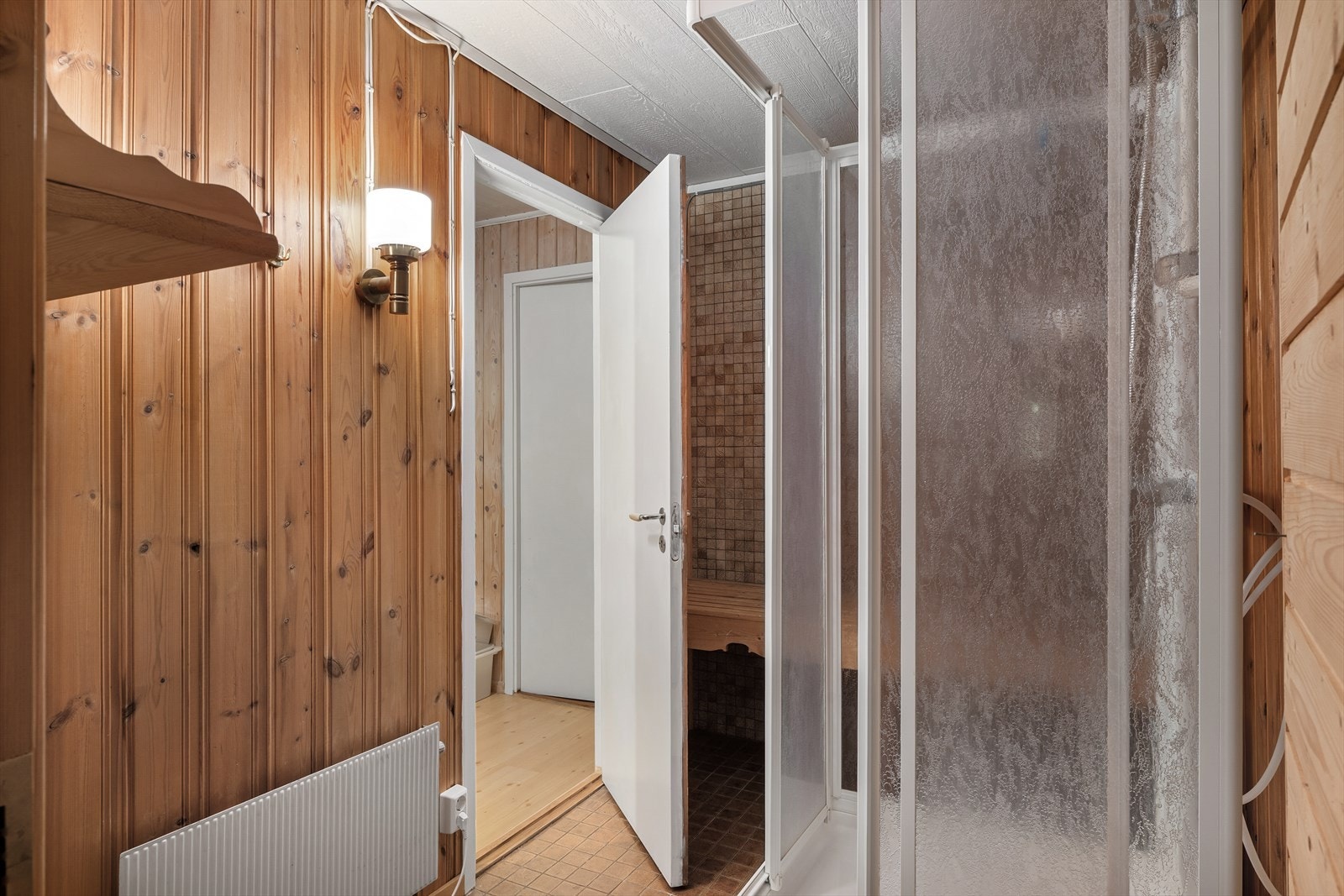 Dusjrom med toalett og badstue Galleribilde