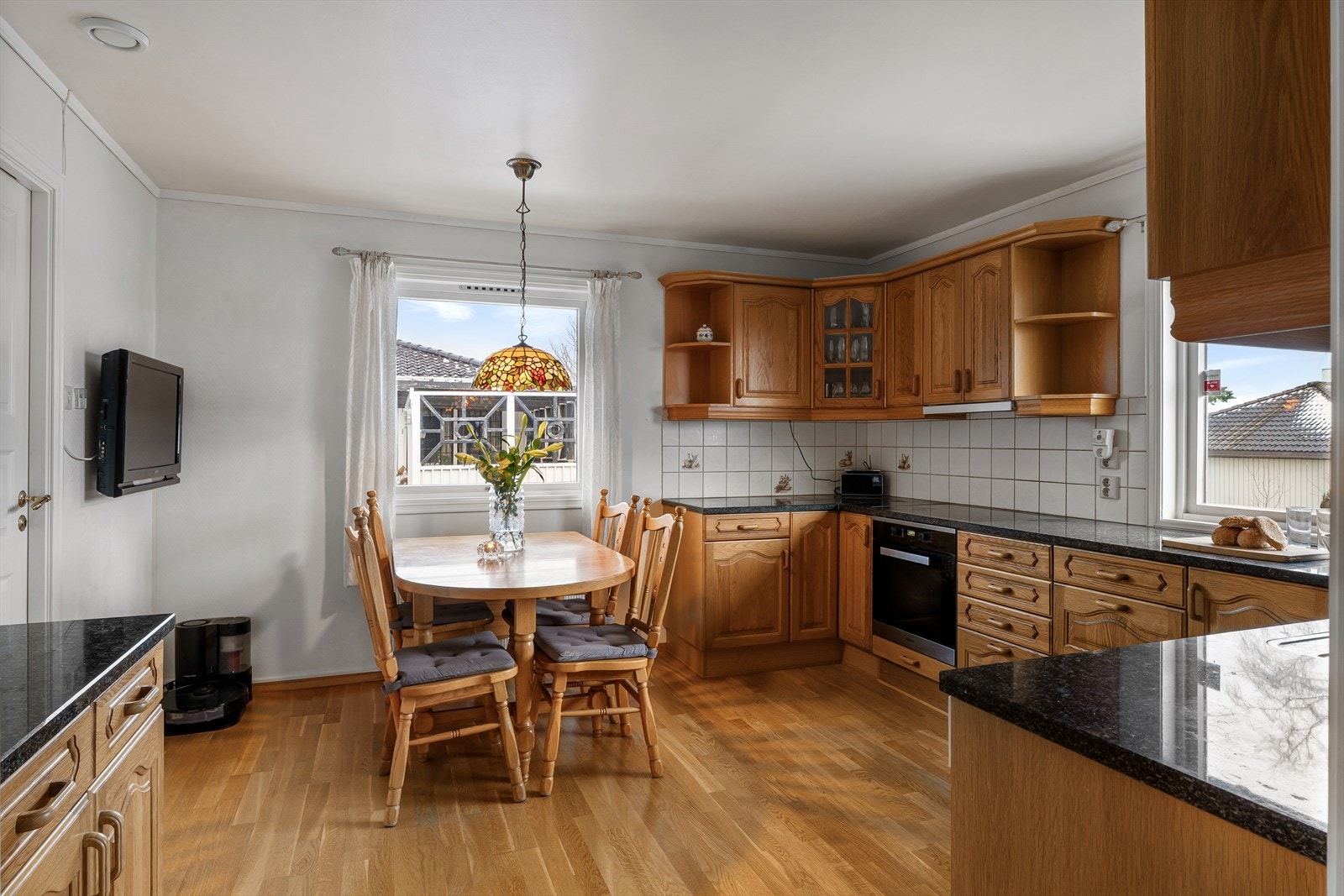 Kjøkken av god størrelse med spiseplass Galleribilde