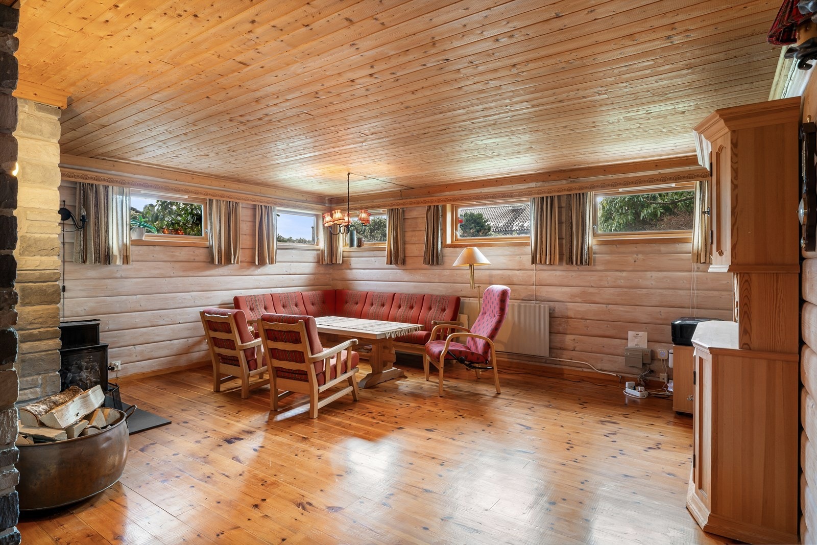 Kjellerstue med tregulv og vedovn Galleribilde