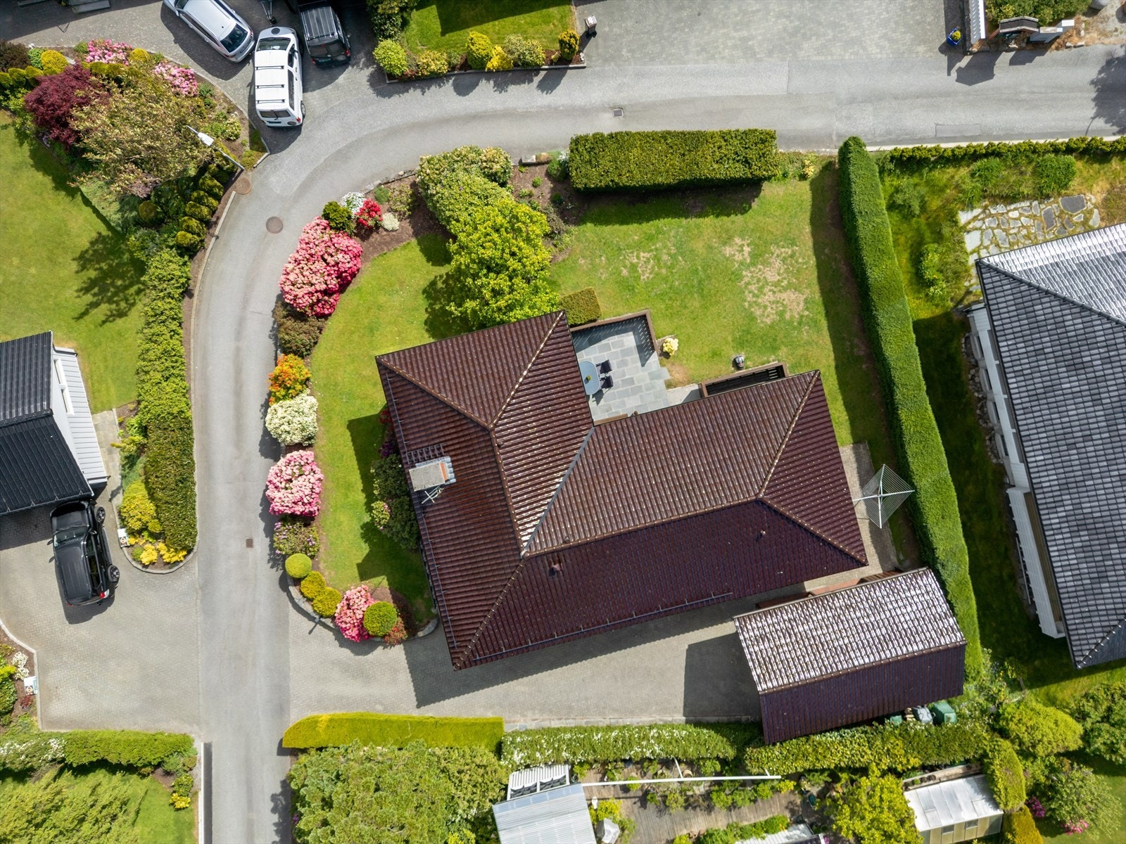 Flott opparbeidet hage mot sør og vest med meget gode solforhold og god plass til lek og aktivitet Galleribilde