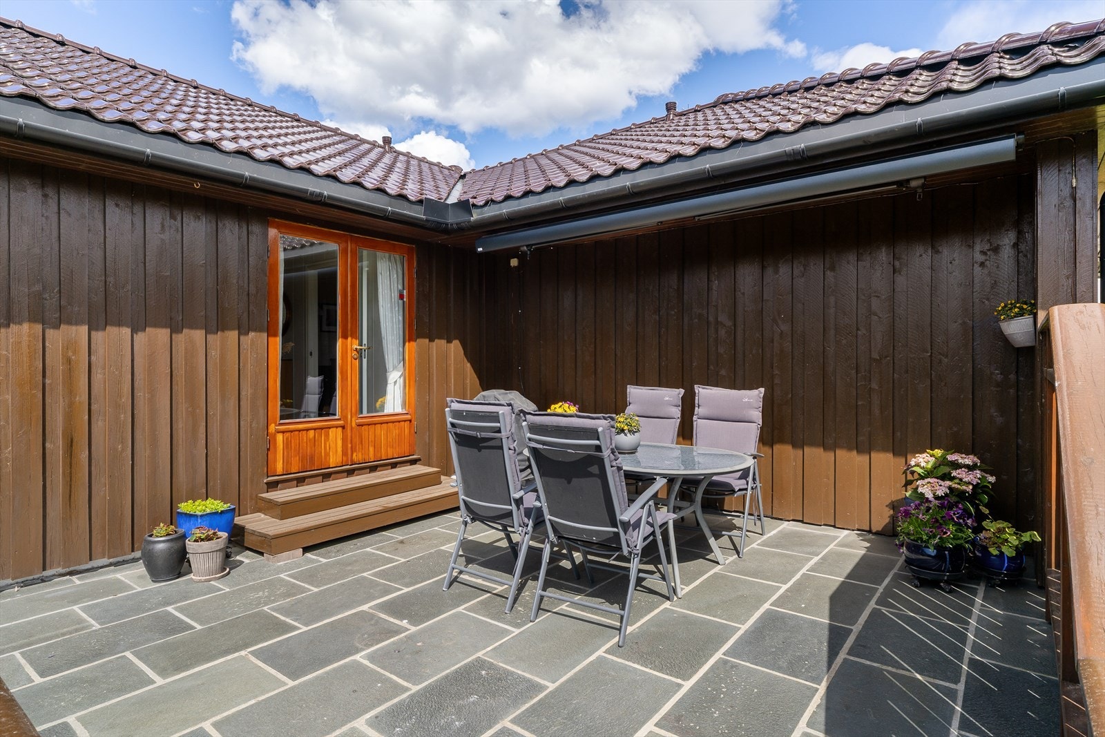 Koselig sitteplass med utgang fra entré Galleribilde