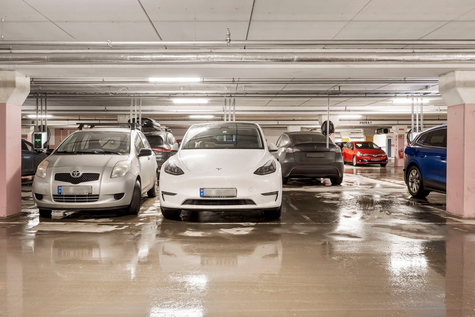 Det medfølger en garasjeplass med seksjonen m/ elbil-lader Galleribilde