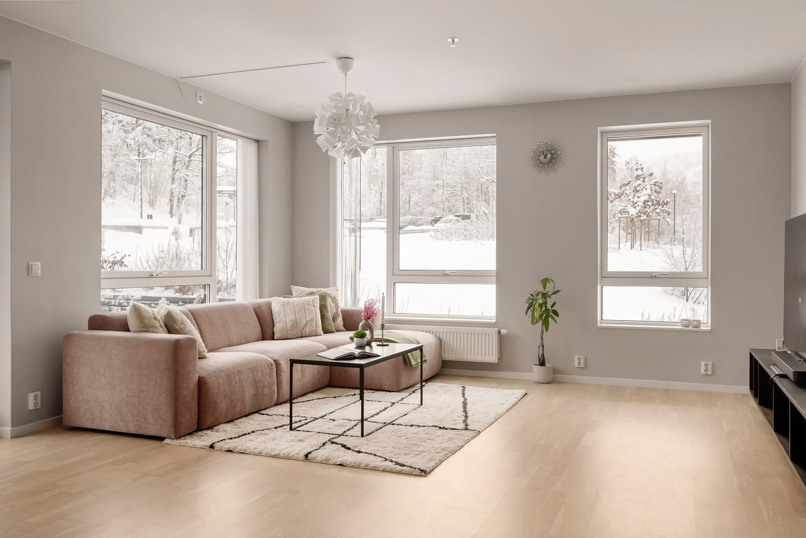 Stor og luftig stue med god plass til sofagruppe, stuebord, TV og annen stueinnredning Galleribilde