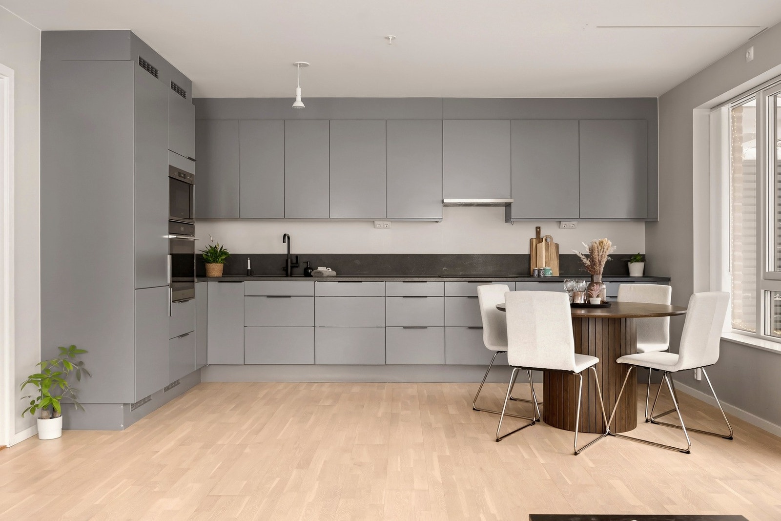 Lekkert kjøkken av høy standard med flere tilvalg fra byggeår Galleribilde