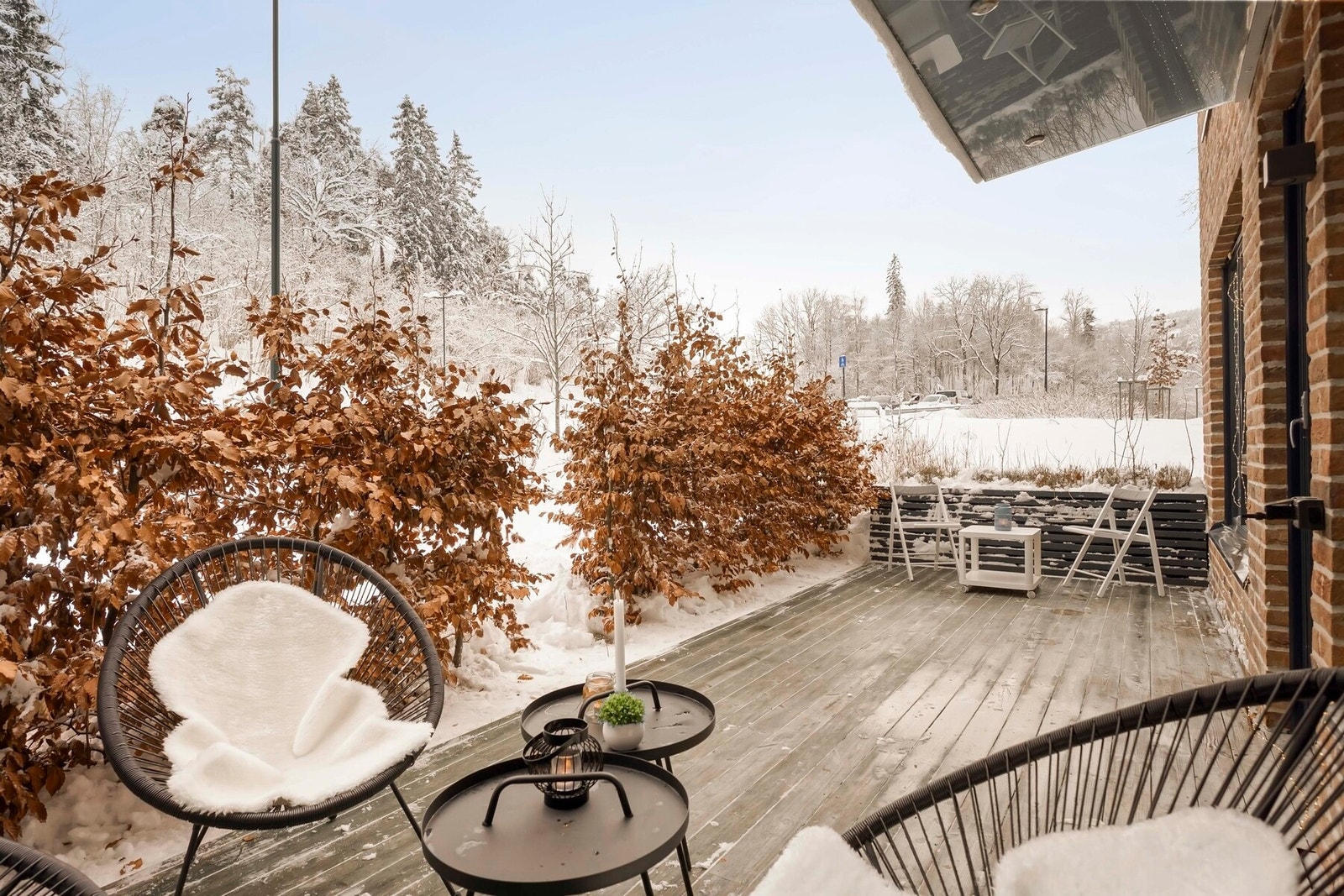 Fra stuen har du utgang til en solrik markterrasse på ca. 18 kvm Galleribilde