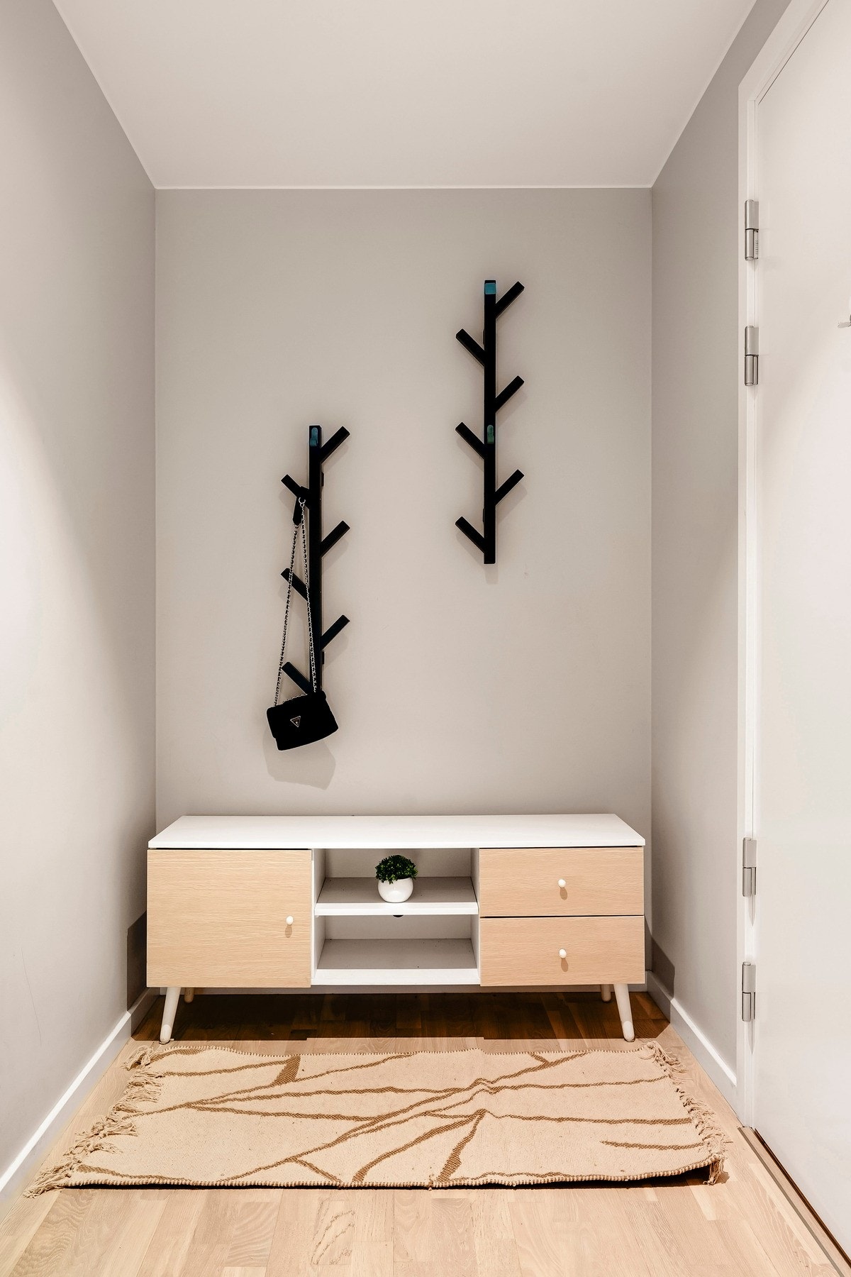 Romslig entre med god plass til sko og klesavheng Galleribilde