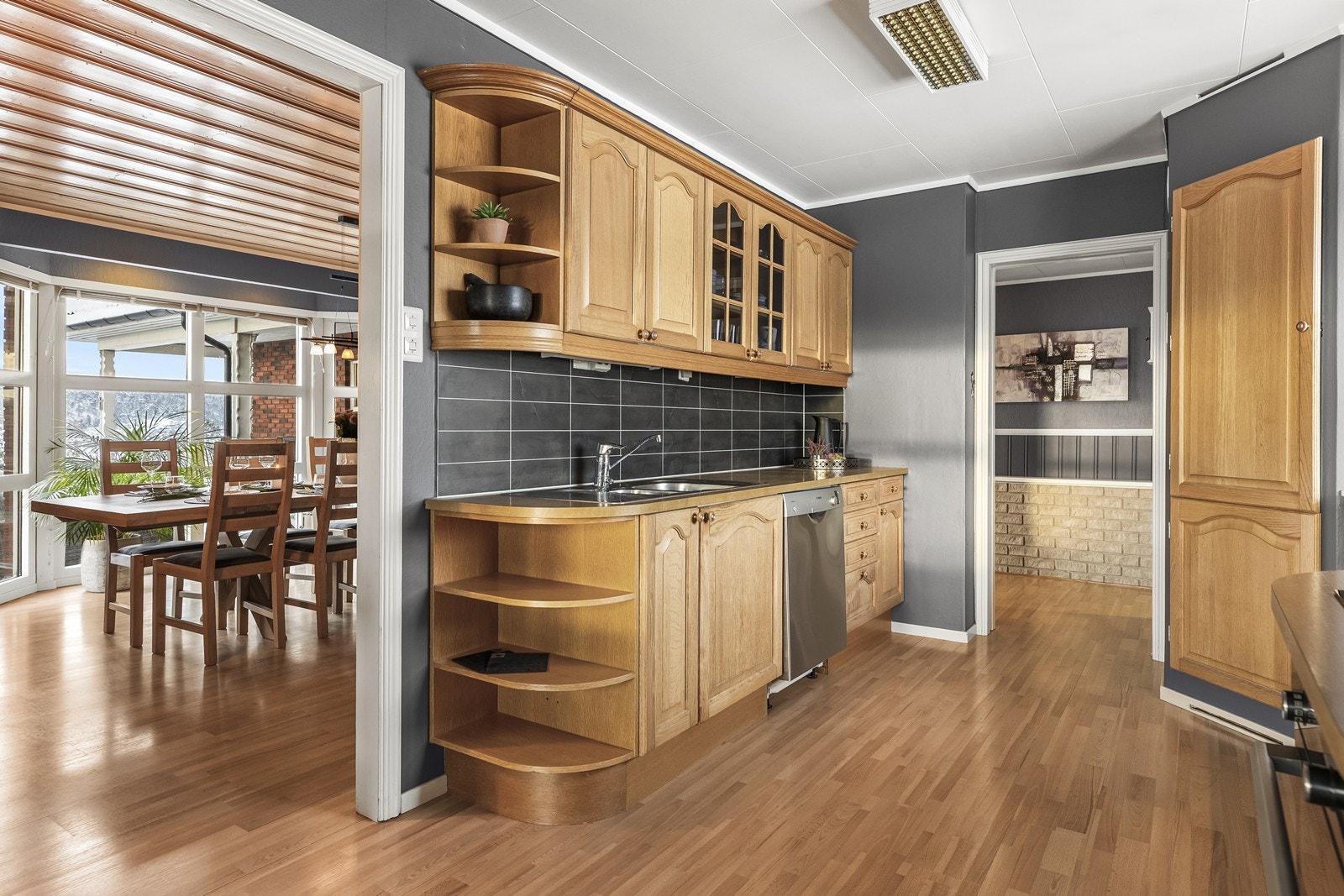 Innredningen inkluderer praktiske, åpne hyller og opplegg for oppvaskmaskin. Galleribilde