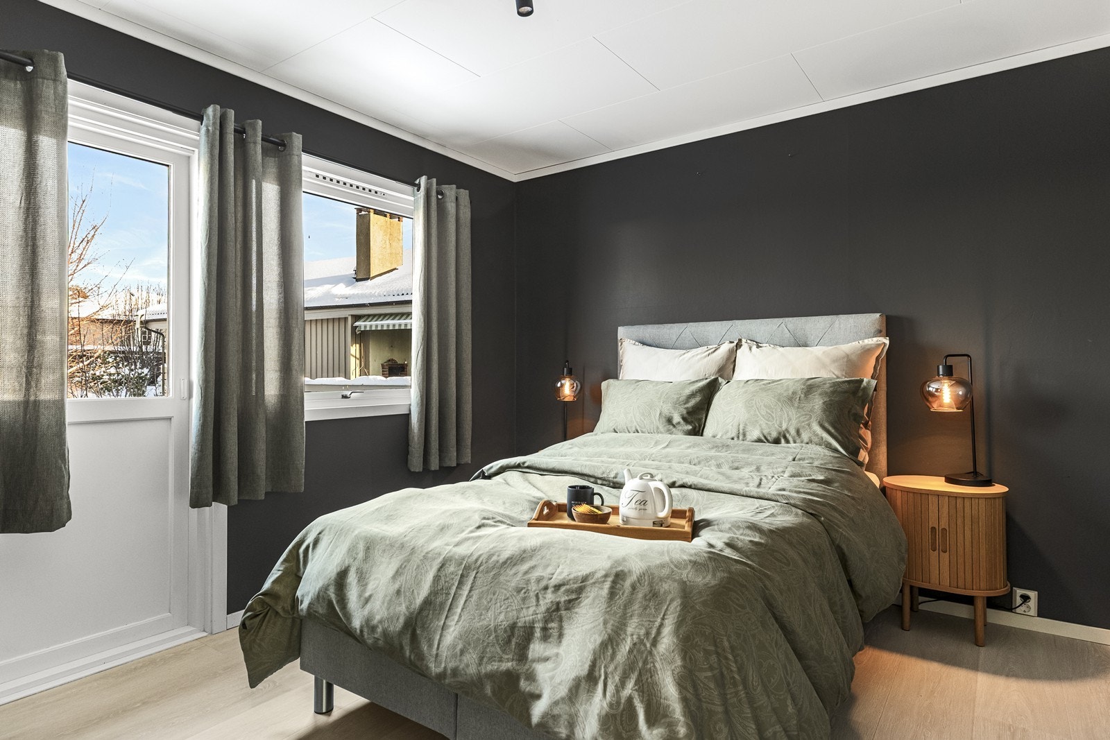 Hovedsoverommet er romslig og har god plass til dobbeltseng og evnt. småmøblement om ønskelig. Galleribilde