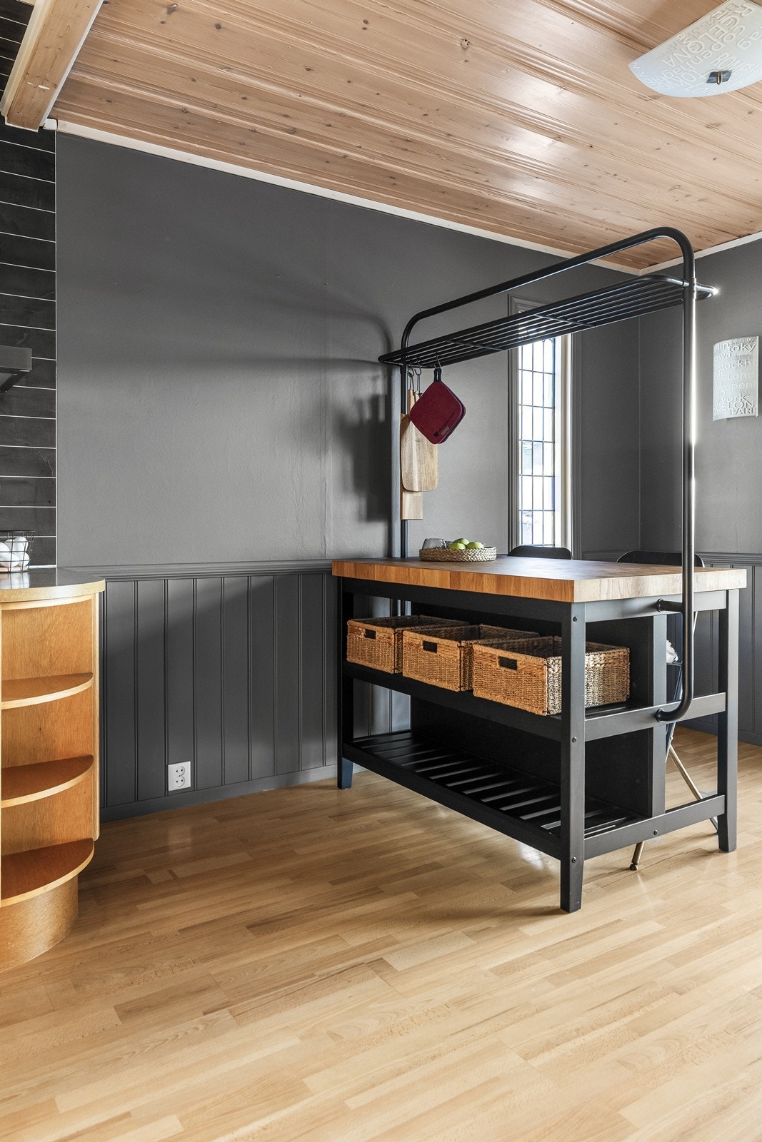 En frittstående kjøkkenøy gir ekstra arbeidsflate og oppbevaringsplass. Galleribilde