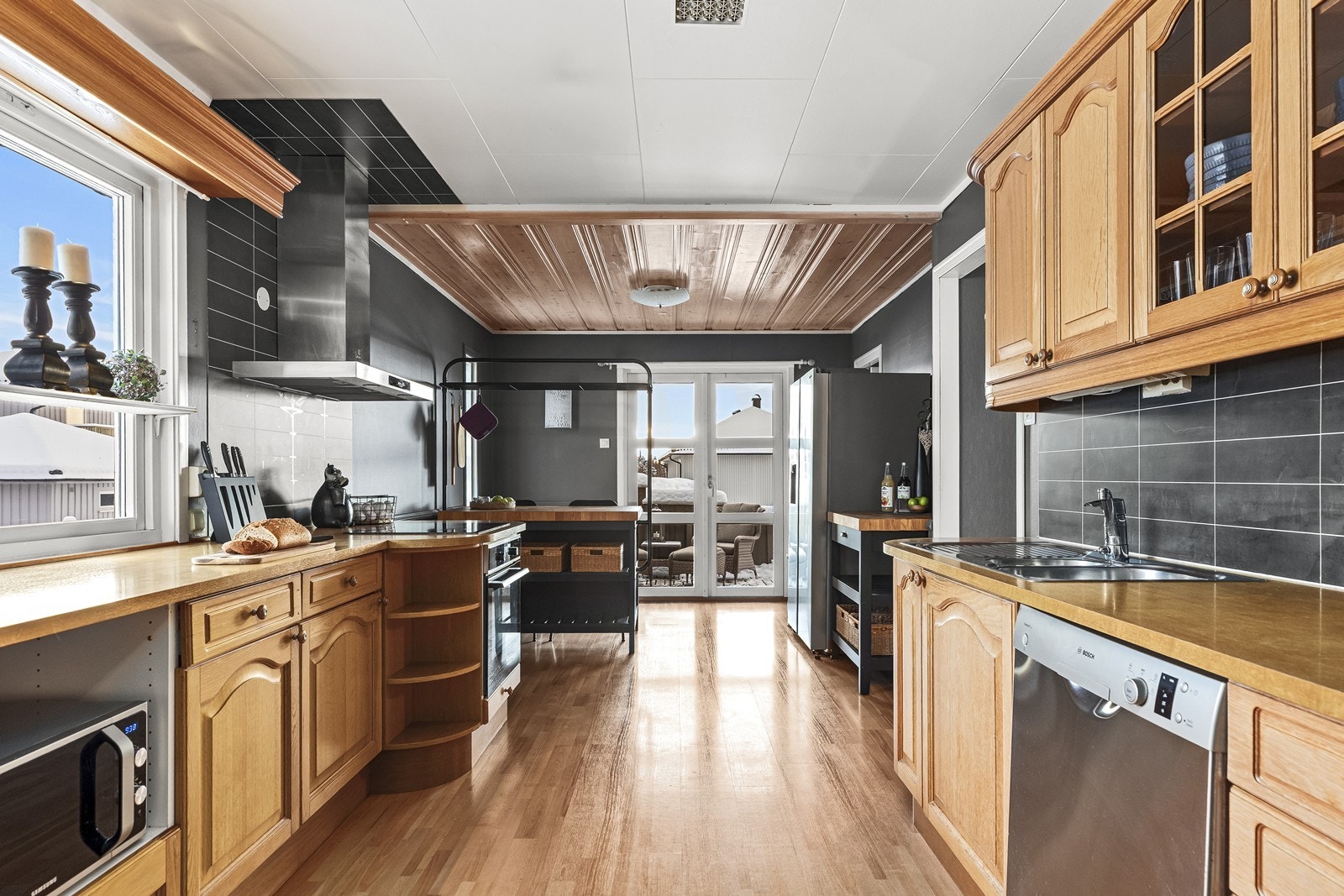 Rommet er romslig med plass til spisebord og har direkte utgang til en av uteplassene. Galleribilde