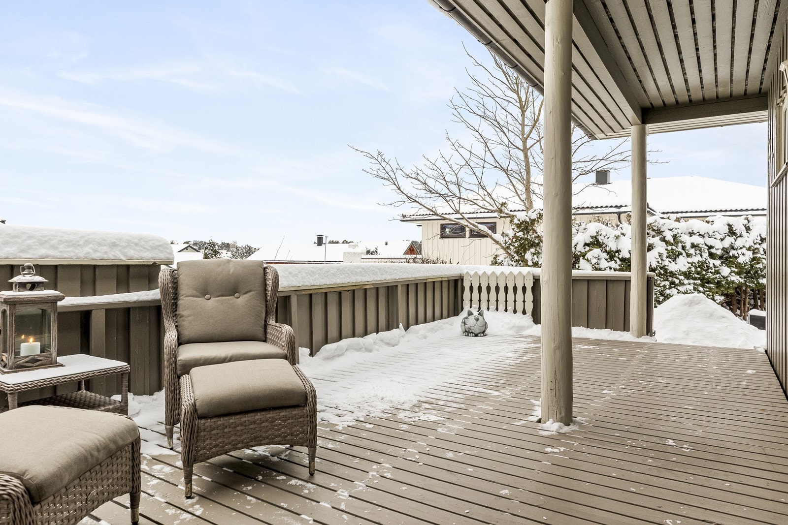 Uteplassen er delvis skjermet og har en fin plassering på eiendommen. Galleribilde