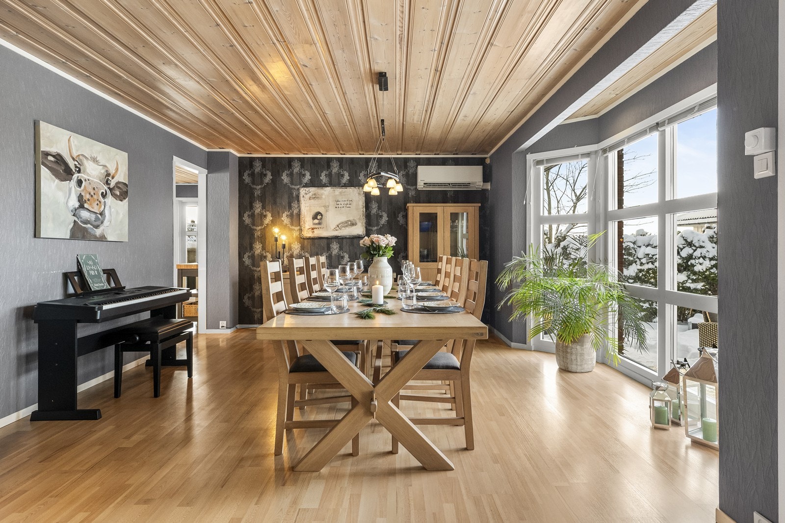 Spisestuen har god plass til et stort spisebord for sosiale sammenkomster. Galleribilde