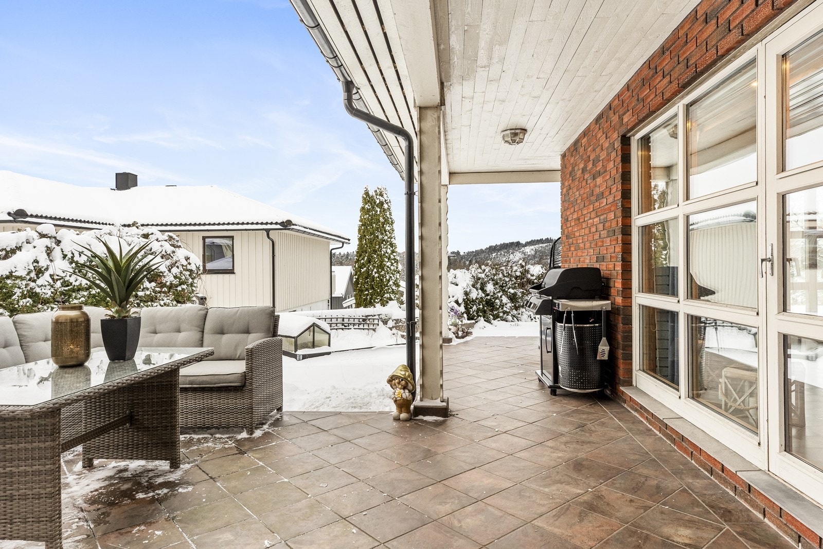 Den overbygde terrassen er flislagt og har god plass til både grill og utemøbler. Galleribilde