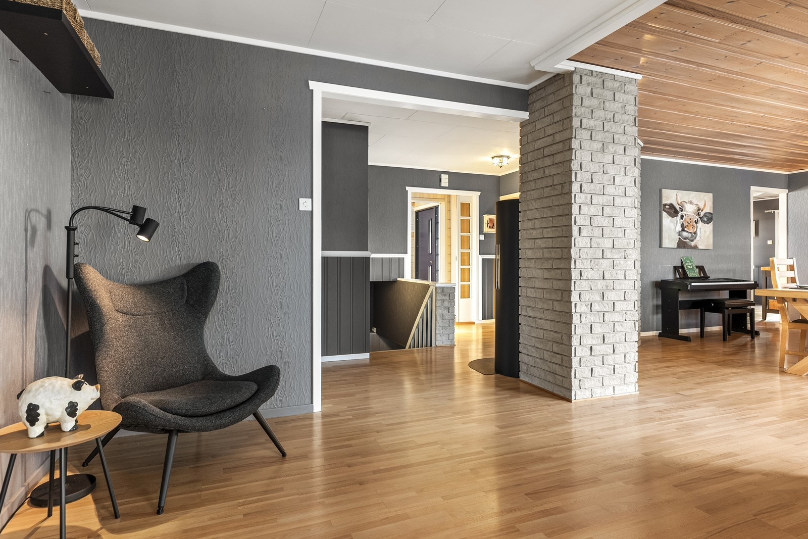 Boligen har store, åpne soner som gir en luftig romfølelse. Galleribilde