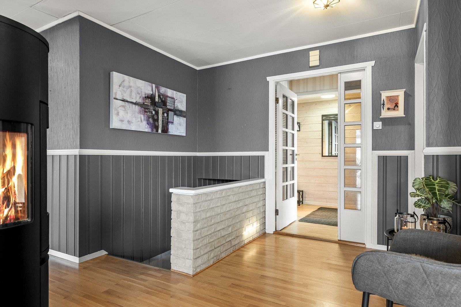 Innenfor entréen leder en trapp ned til underetasjen. Galleribilde