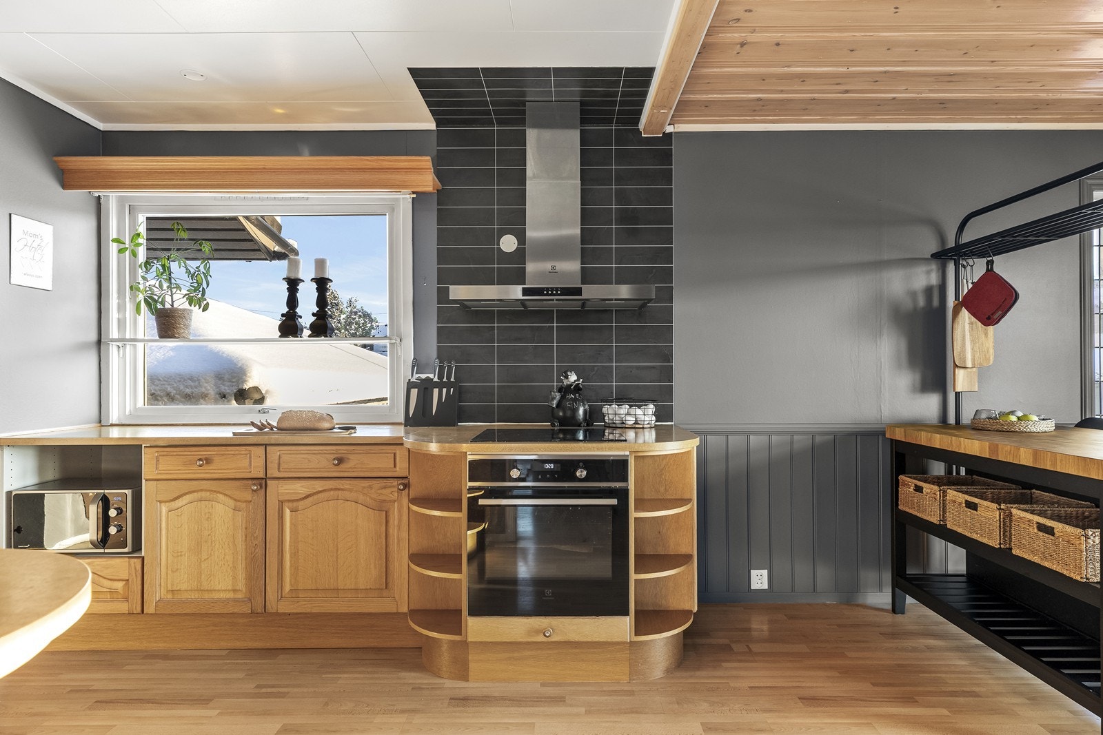 Kokesonen er utstyrt med nedfelt platetopp, stekeovn og en ventilator i stål. Galleribilde