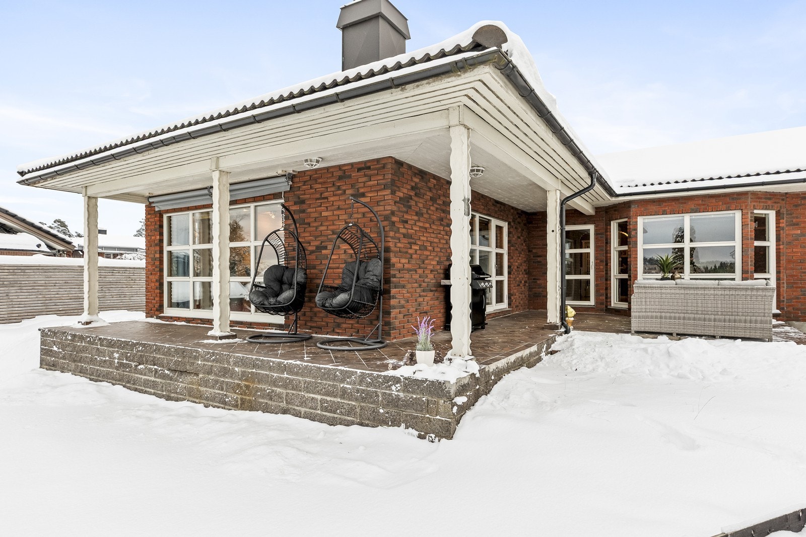 Enebolig med flere overbygde uteplasser, det totale terrassearealet utgjør ca. 54 m². Galleribilde