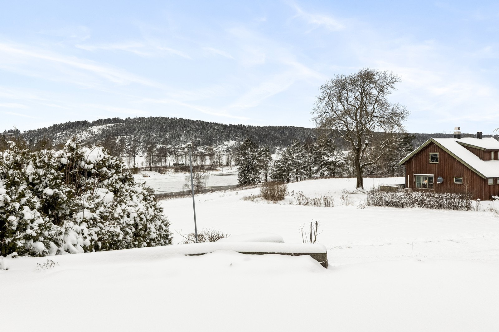 Fra eiendommen er det en åpen og fin utsikt over nærområdet og landskapet. Galleribilde