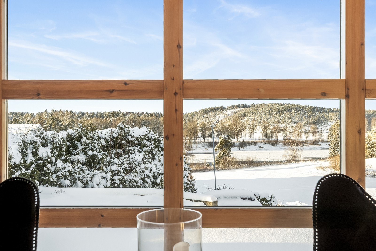 De store vinduene i stuen rammer inn den flotte utsikten. Galleribilde