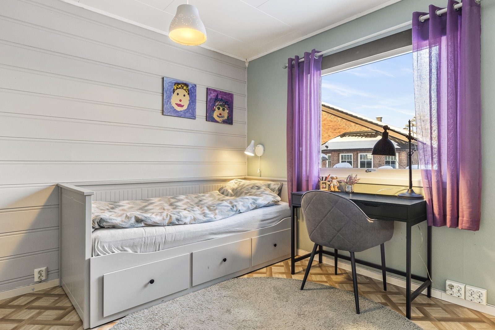 Etasjens andre soverom har god plass til seng, skrivepult og garderobeløsning. Galleribilde