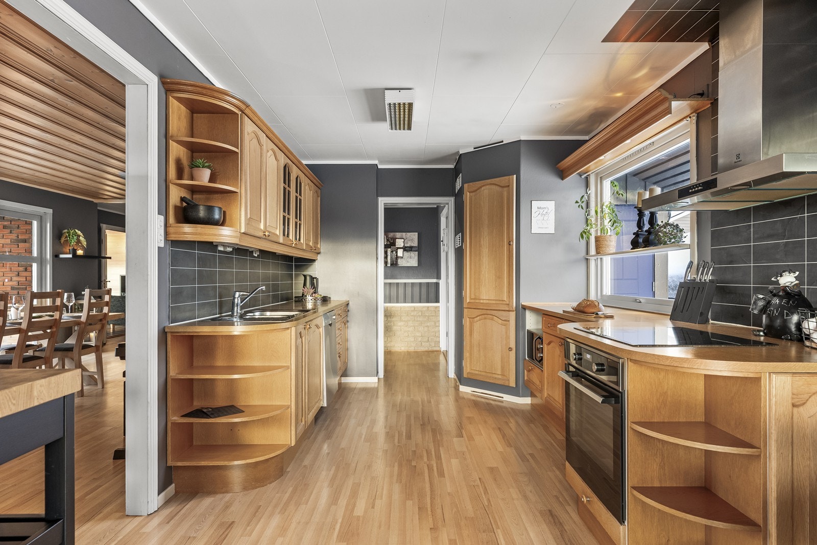 Kjøkkenet har en klassisk innredning i eik med rikelig skap- og benkeplass. Galleribilde