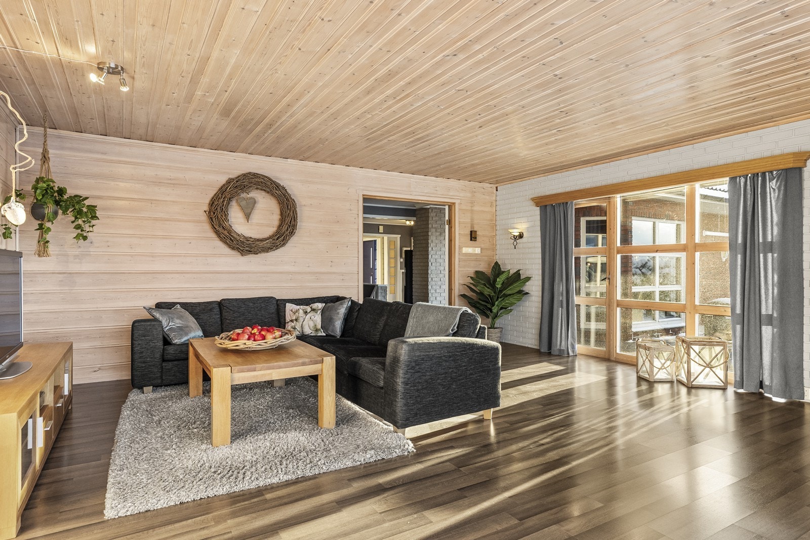 Rommet er enkelt å møblere med flere sittegrupper. Galleribilde