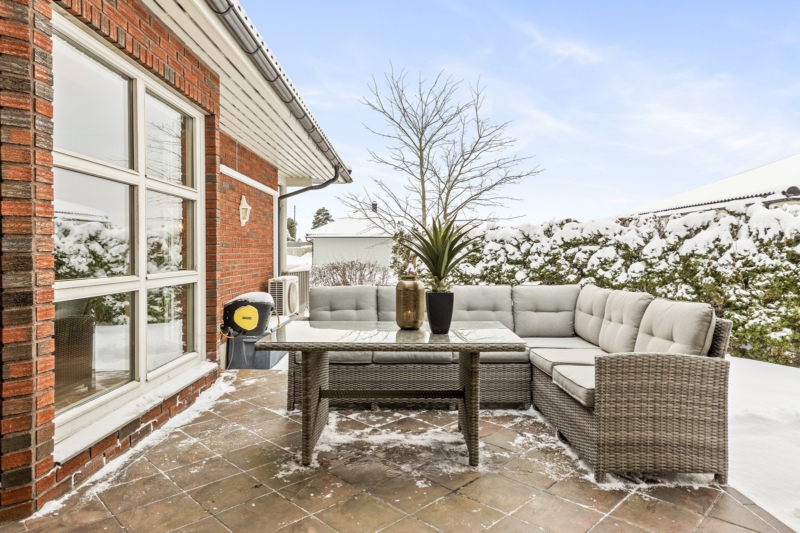 Her kan man nyte uteområdet skjermet for vær og vind. Galleribilde