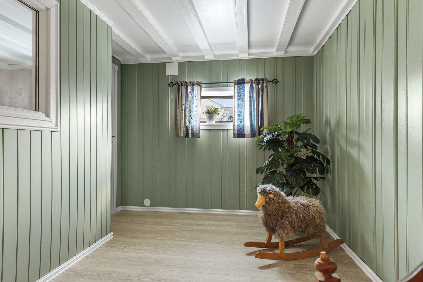 Underetasjen inneholder et innredet rom som ikke er godkjent for varig opphold. Galleribilde