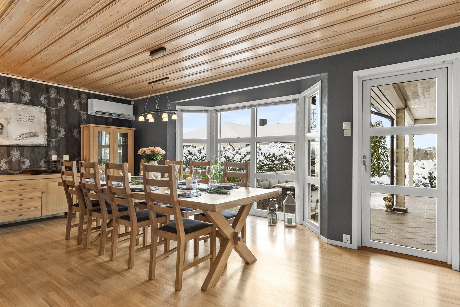 Karnappvinduet gir rikelig med lys, og herfra er det utgang til en overbygd uteplass. Galleribilde