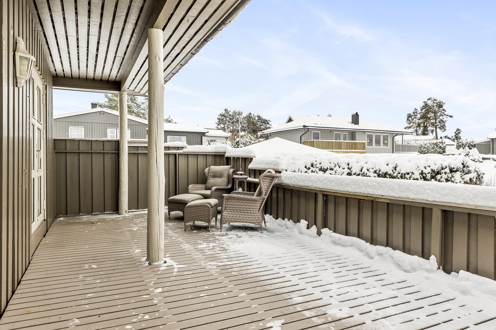 Den overbygde uteplassen har tregulv og gir flere soner for utendørs hygge. Galleribilde