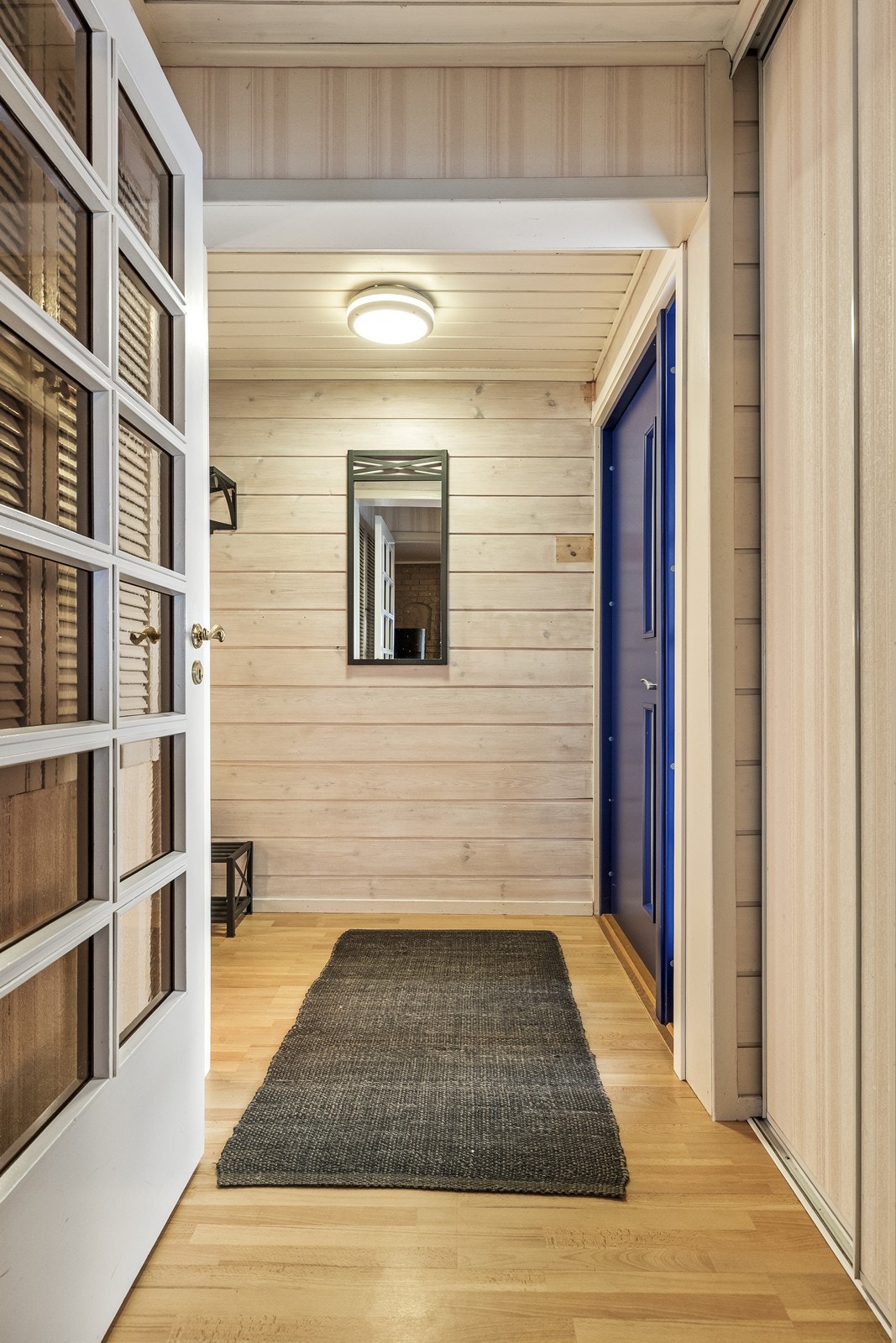 Velkommen inn i en lys entré med plass til oppbevaring av yttertøy. Galleribilde