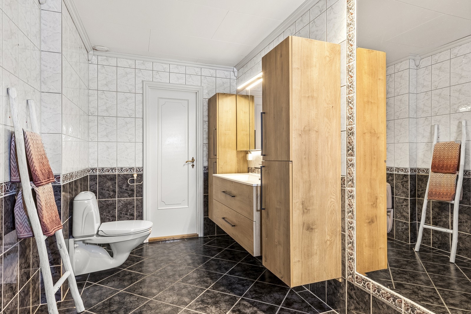 Badet har rikelig med oppbevaringsplass i høyskap og skuffer. Galleribilde