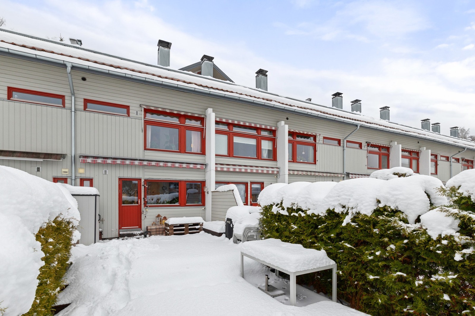 Fra kjøkkenet er det utgang til en solrik, vestvendt terrasse på hele 48 kvm. Galleribilde