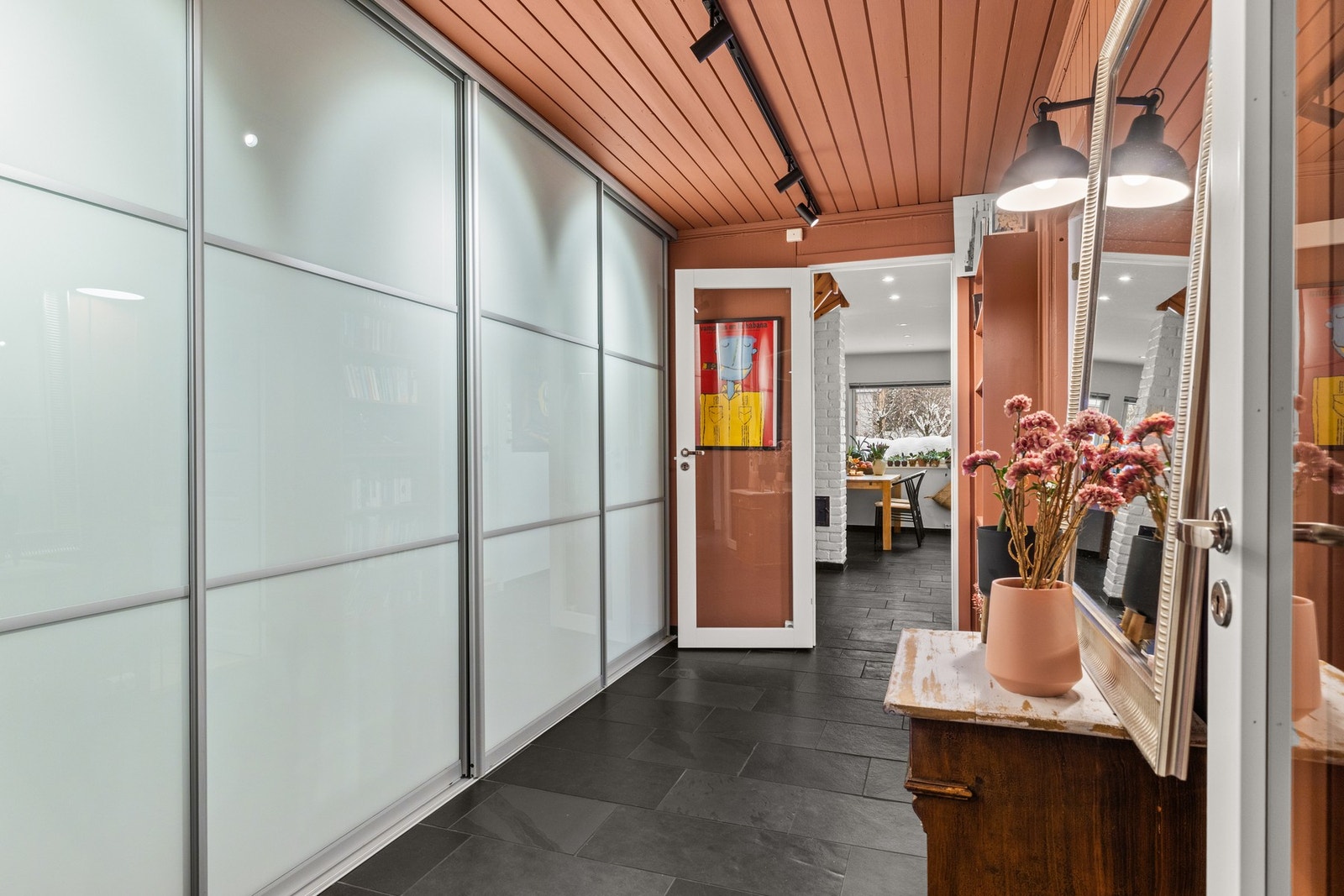 Innbydende entré som gir et svært godt førsteinntrykk av boligen. Galleribilde