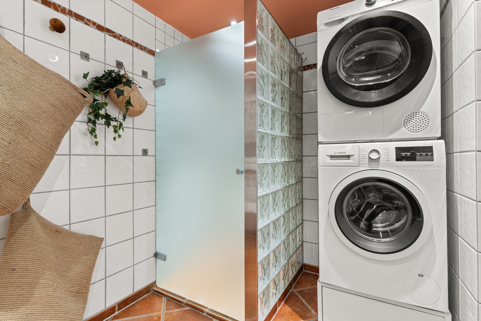 Baderomsinnredningen er bestående av servant, innfliset speil, vegghengt klosett, dusjnisje med glassbyggestein og svingbar frostet glassdør, opplegg for vaskemaskin. Galleribilde