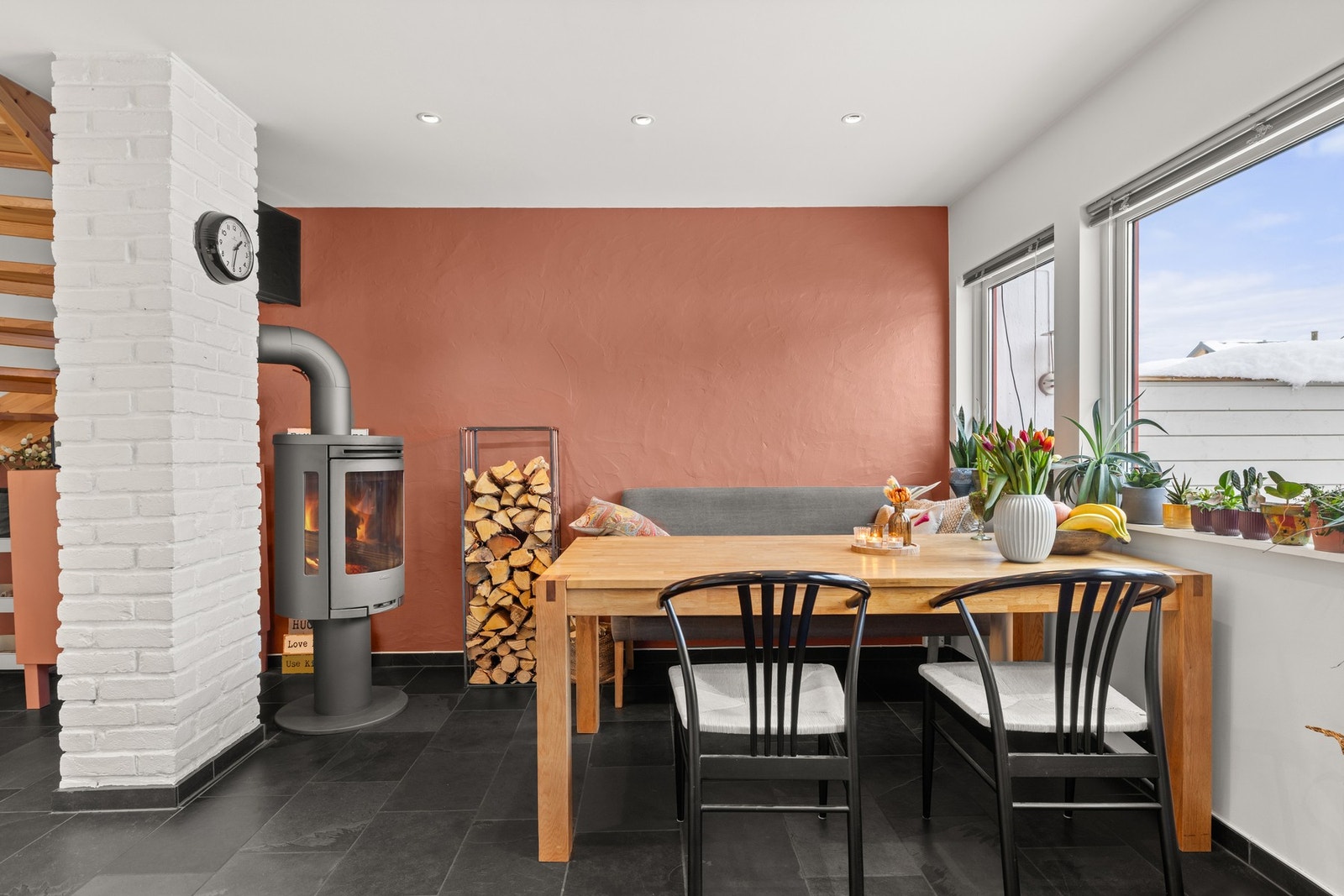 Boligen er oppvarmet med praktisk vedovn på kjøkken. Galleribilde