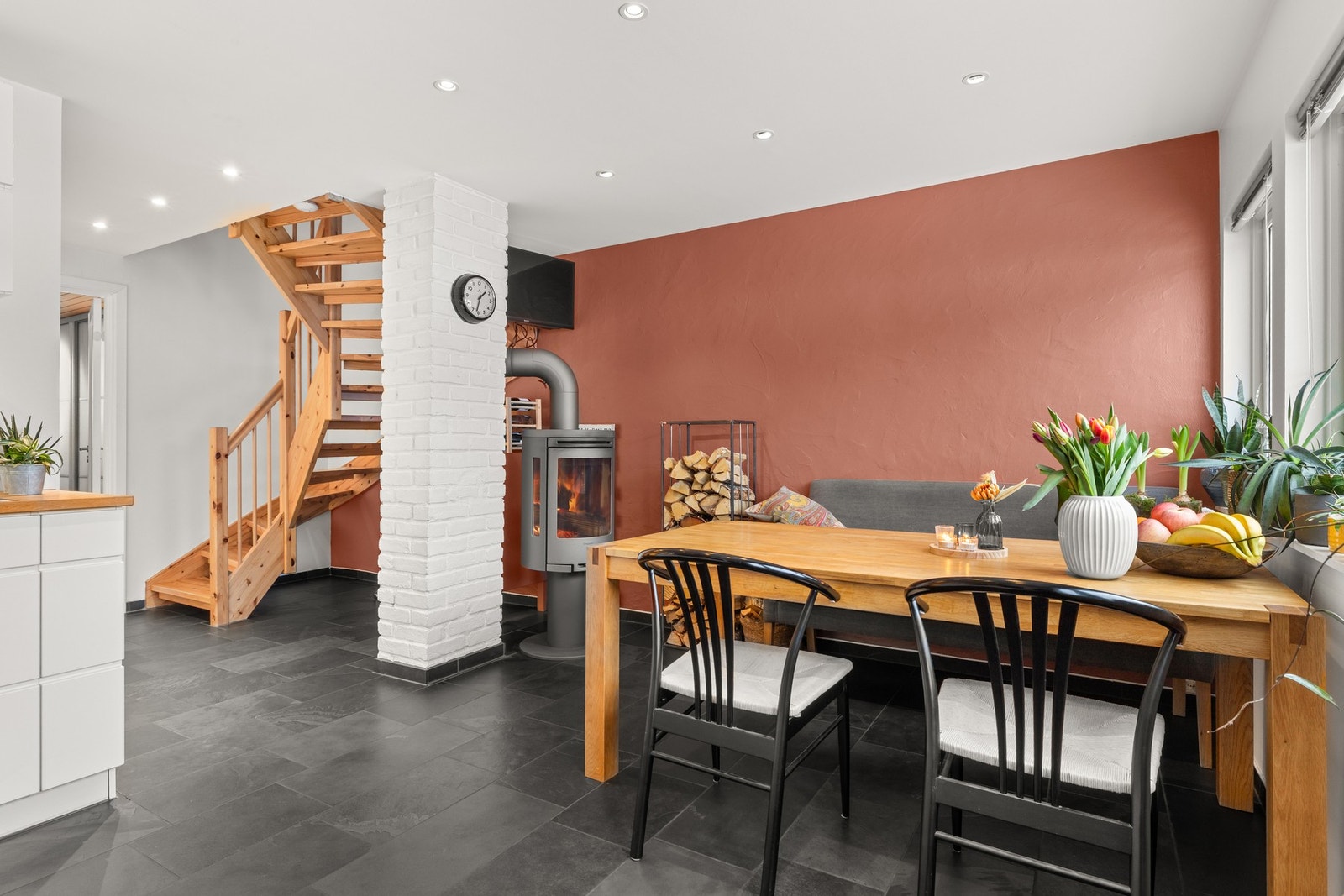 Lyst og åpent kjøkken med god plass til stor spiseplass. Galleribilde